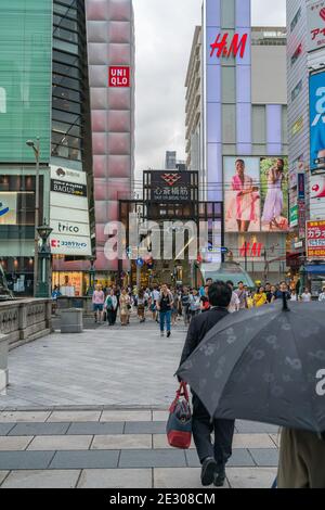 2 Luglio 2018, Osaka - Giappone: Un angolo trafficato della via dello shopping di Shinsaibashi Suji Foto Stock