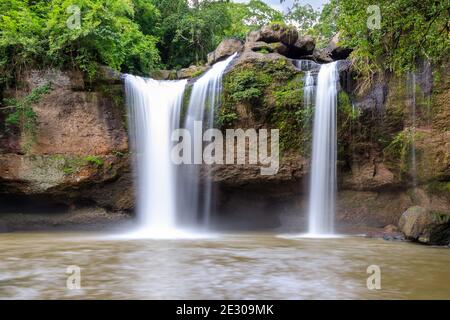 Cascata di Haew Suwat nella foresta al Parco Nazionale di Khao Yai, Thailandia Foto Stock