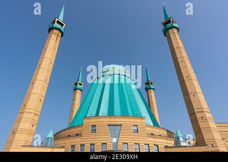 Pavlodar, Kazakhstan - 27 luglio 2020: L'ingresso della moschea di Mashkhur Jusup con quattro minareti e tetto blu. Foto Stock