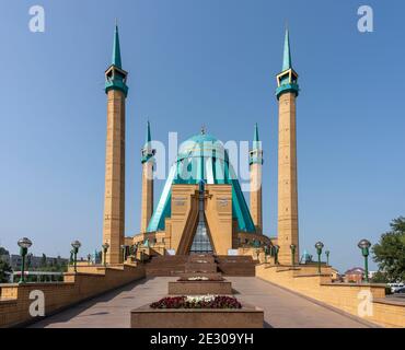 Pavlodar, Kazakhstan - 27 luglio 2020: L'ingresso della moschea di Mashkhur Jusup con quattro minareti e tetto blu. Foto Stock