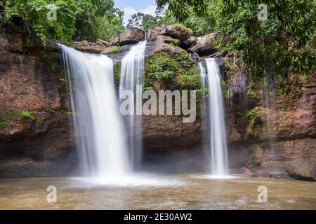 Cascata di Haew Suwat nella foresta al Parco Nazionale di Khao Yai, Thailandia Foto Stock