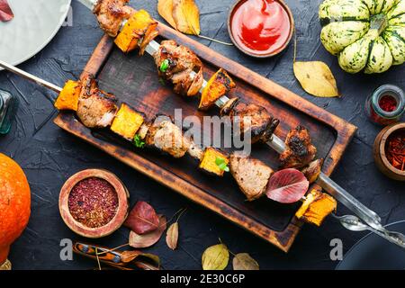 Kebab o spiedini di carne e zucca. Deliziosa carne fritta su spiedini Foto Stock