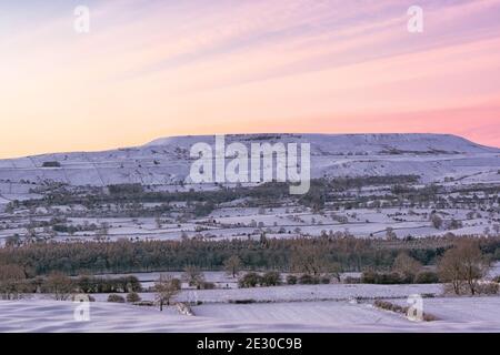 Alba innevata su Penhill Foto Stock