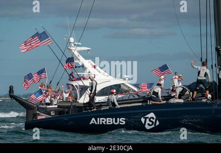 Auckland, Nuova Zelanda, 16 gennaio 2021 - i tifosi sostengono l'American Magic di NYYC, skipperata da Terry Hutchinson, dopo aver terminato il 2° giorno di corse nella Prada Cup sul porto Waitemata di Auckland. Credit: Rob Taggart/Alamy Live News Foto Stock