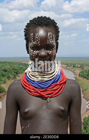 Karo Tribe Boy, Valle del fiume Omo Etiopia Foto Stock