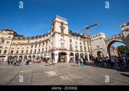 Porta di Karlstor in stile neo-gotico un tempo chiamata Neuhauser Tor, Karlsplatz (Stachus) in centro. I turisti e la gente del posto passeggiano e fanno shopping. Foto Stock