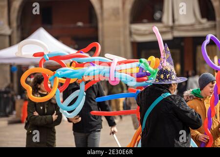 Balloon Vender con palloncini multicolore a forma di spada e cuore nel centro di Bologna, Emilia Romagna, Italia, Europa. Foto Stock