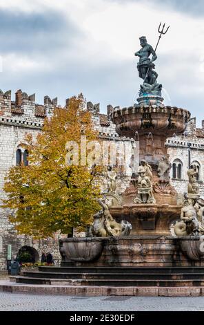 Vista su Piazza Duomo, Fontana di Nettuno e Cattedrale di San Vigilio. Piazza del Duomo, provincia di Trento, Trentino Alto Adige, Italia, Europa. Foto Stock