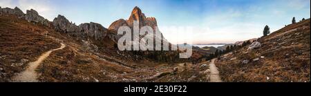 Vista sulle montagne dell'Odle durante un'alba dalla forcella De Furcia. Val di Funes, Alpi Dolomiti, Trentino Alto Adige, Italia. Foto Stock