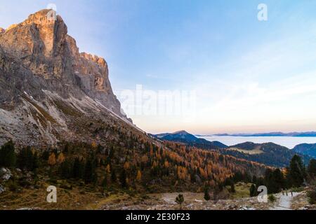 Vista sulle montagne dell'Odle durante un'alba dalla forcella De Furcia. Val di Funes, Alpi Dolomiti, Trentino Alto Adige, Italia. Foto Stock