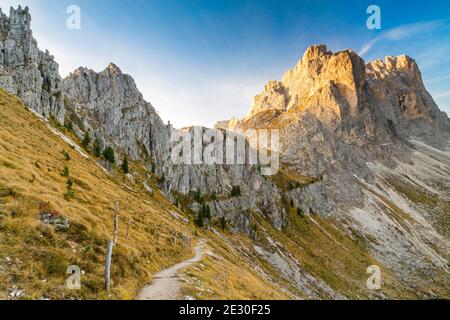 Vista sulle montagne dell'Odle durante un'alba dalla forcella De Furcia. Val di Funes, Alpi Dolomiti, Trentino Alto Adige, Italia. Foto Stock