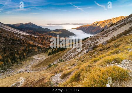 Vista panoramica durante un'alba dalla forcella De Furcia. Val di Funes, Alpi Dolomiti, Trentino Alto Adige, Italia. Foto Stock