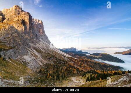 Vista sulle montagne dell'Odle durante un'alba dalla forcella De Furcia. Val di Funes, Alpi Dolomiti, Trentino Alto Adige, Italia. Foto Stock