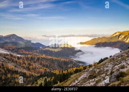 Vista panoramica durante un'alba dalla forcella De Furcia. Val di Funes, Alpi Dolomiti, Trentino Alto Adige, Italia. Foto Stock