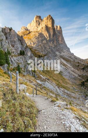 Vista sulle montagne dell'Odle durante un'alba dalla forcella De Furcia. Val di Funes, Alpi Dolomiti, Trentino Alto Adige, Italia. Foto Stock