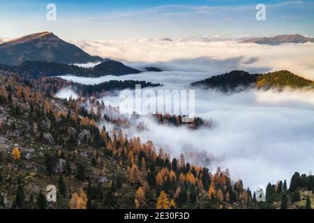 Vista panoramica durante un'alba dalla forcella De Furcia. Val di Funes, Alpi Dolomiti, Trentino Alto Adige, Italia. Foto Stock