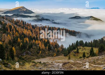 Vista panoramica durante un'alba dalla forcella De Furcia. Val di Funes, Alpi Dolomiti, Trentino Alto Adige, Italia. Foto Stock