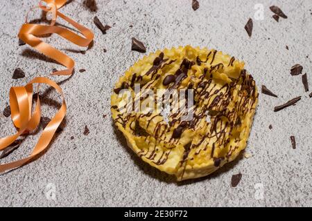 chatter o bugie, una torta di carnevale ricoperta di cioccolato fondente Foto Stock