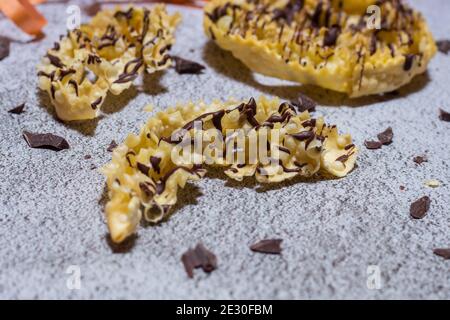 chatter o bugie, una torta di carnevale ricoperta di cioccolato fondente Foto Stock