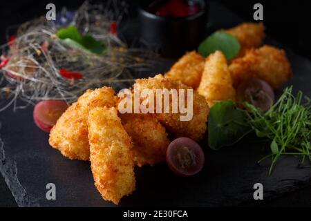 Pepite con salsa, su fondo nero Foto Stock