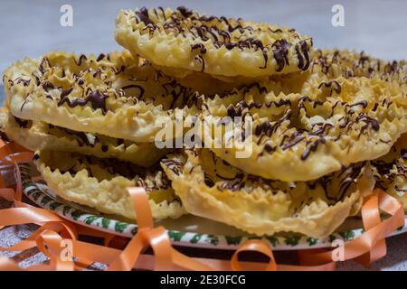 chatter o bugie, una torta di carnevale ricoperta di cioccolato fondente Foto Stock