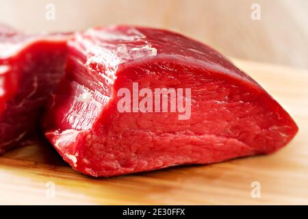 Filetto di manzo crudo bistecca di Mignon su una tavola di legno. Foto Stock