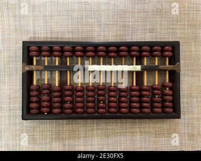 Primo piano di un Abacus - antico strumento di calcolo, isolato su un tappetino Foto Stock
