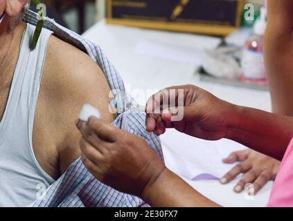 Kolkata, India. 16 gennaio 2021. Un'infermiera vaccina un operatore sanitario di prima linea con il vaccino di Coronavirus di Covisield sviluppato dalla Oxford University e AstraZeneca PLC e prodotto dal Serum Institute of India presso il M.R. Bangur Hospital.India ha iniziato oggi la sua prima fase di vaccinazione di Coronavirus (Covid-19). Credit: SOPA Images Limited/Alamy Live News Foto Stock