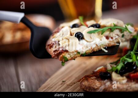 Pizza al formaggio e Champignon su tavola di legno. Foto Stock