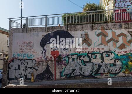 Graffiti Street art sulle pareti e gli edifici di Valparaiso, Cile Foto Stock