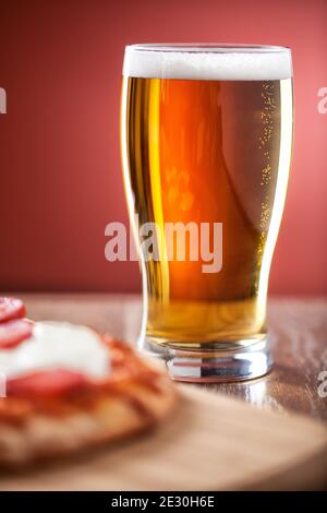 Pinta di birra con pizza al salame. Foto di alta qualità. Foto Stock