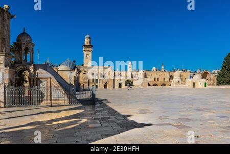 Gerusalemme, Israele - 12 ottobre 2017: Vista panoramica del Monte del Tempio con i santuari islamici, la Moschea al-Aqsa e il minareto Bab al-Silsila a Gerusalemme Foto Stock