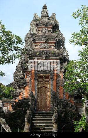 Indonesia Bali - ingresso Ubud Tempio Saraswati - Tempio Indù Foto Stock