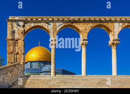 Gerusalemme, Israele - 12 ottobre 2017: Monte del Tempio con archi di porta che conducono al Duomo della roccia monumento islamico e cupola della catena santuario Foto Stock