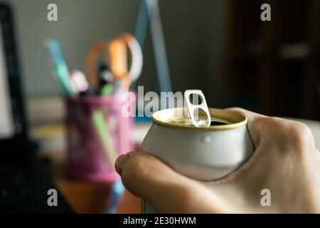 la birra può in una mano Foto Stock