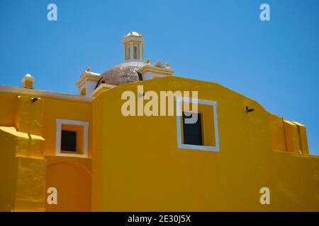 Vista esterna sulla cupola della chiesa in stile barocco e dell'ex Convento di San Francisco a Puebla de Zaragoza, Messico. Foto Stock