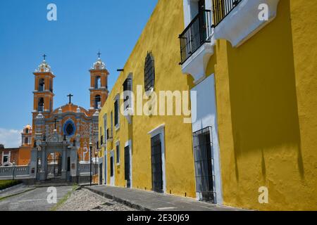 Vista panoramica dello storico Centro Culturale di Casa Aguayo e della Parroquia de la Santa Cruz in stile barocco a Puebla de Zaragoza, Messico. Foto Stock