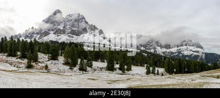 Panorama nelle Dolomiti con la montagna SAS de Putia nella nebbia. Foto Stock