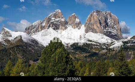 Panorama di Bordoi Belluno in Trentino Alto Adige nelle Dolomiti in Italia con grandi montagne innevate e verdi woonlands. Foto Stock