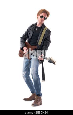 Appassionato musicista rock elegante uomo rocker che suona musica rock su chitarra elettrica. Corpo intero isolato su sfondo bianco. Foto Stock