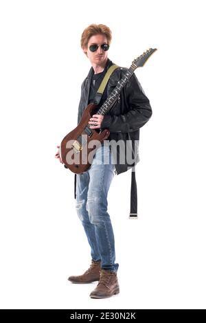Elegante rocker rosso con occhiali da sole in posa con chitarra elettrica. Corpo intero isolato su sfondo bianco. Foto Stock