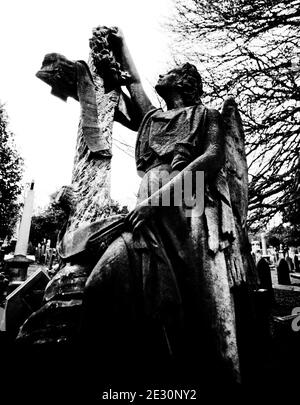 antico cimitero vittoriano e lapide Foto Stock