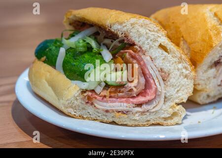 Delizioso sandwich di maiale vietnamita- banh mi sul piatto Foto Stock