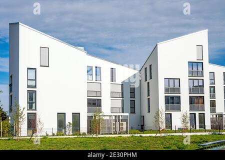 Bianco moderno townhouses visto a Berlino, Germania Foto Stock