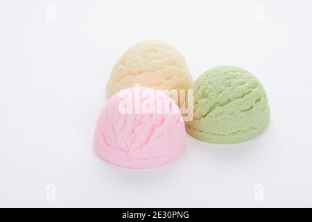 Primo piano di vari deliziosi cucchiai di gelato aromatizzati isolati su sfondo bianco Foto Stock
