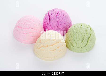 Primo piano di vari deliziosi cucchiai di gelato aromatizzati isolati su sfondo bianco Foto Stock