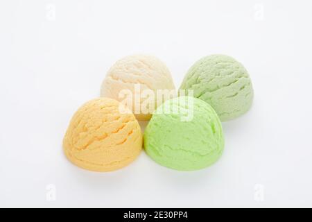 Primo piano di vari deliziosi cucchiai di gelato aromatizzati isolati su sfondo bianco Foto Stock