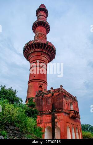 Chand Minar al forte di Daulatabad a Maharashtra, India. Fu costruito nel 1435 da Ala-ud-din Bahmani per celebrare la sua occupazione del forte. Questo minareto Foto Stock