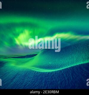 Aurora borealis su fantastico paesaggio invernale in montagne innevate. Suggestiva scena vinicola con colline ghiacciate innevate e l'aurora boreale. Per gentile concessione della NASA. Collage fotografico Foto Stock