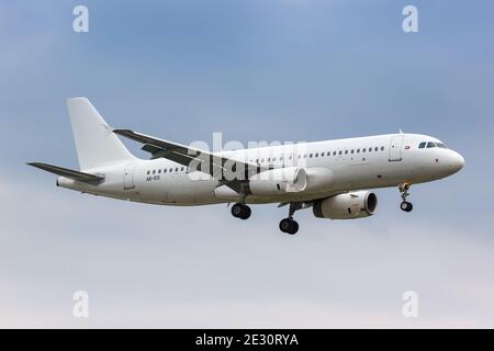 Londra, Regno Unito - 9 luglio 2019: Etihad Airways Airbus A320 aereo all'aeroporto Heathrow di Londra (LHR) nel Regno Unito. Foto Stock